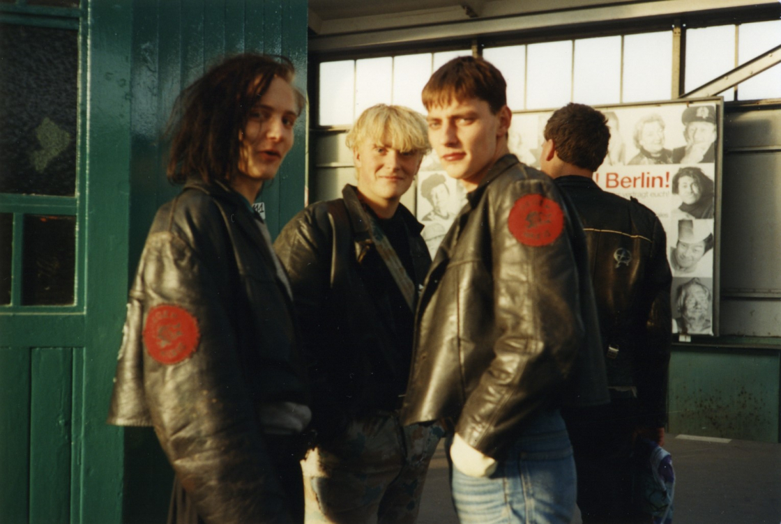 Jugendliche stehen vor S-Bahn Ausgang
